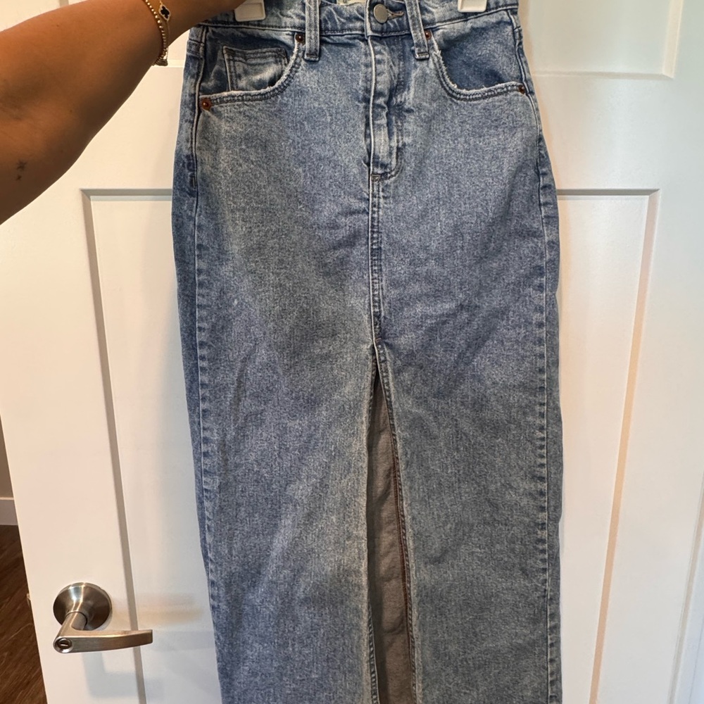 Universal Thread Light Blue High Rise Jeans - Picture 2 of 4